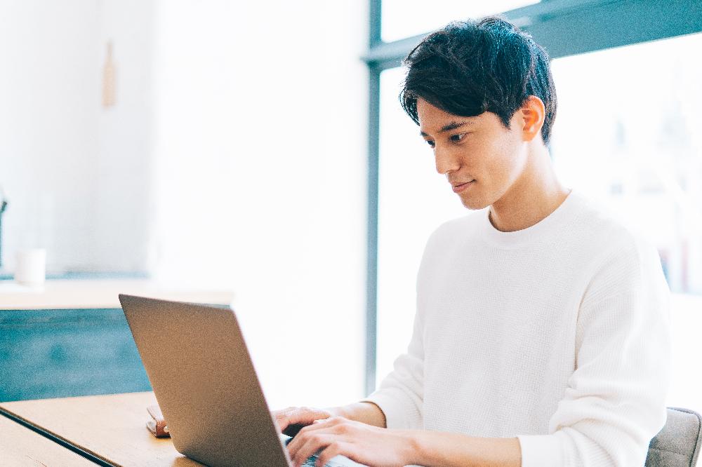 会社の解散手続きの流れを検討する経営者